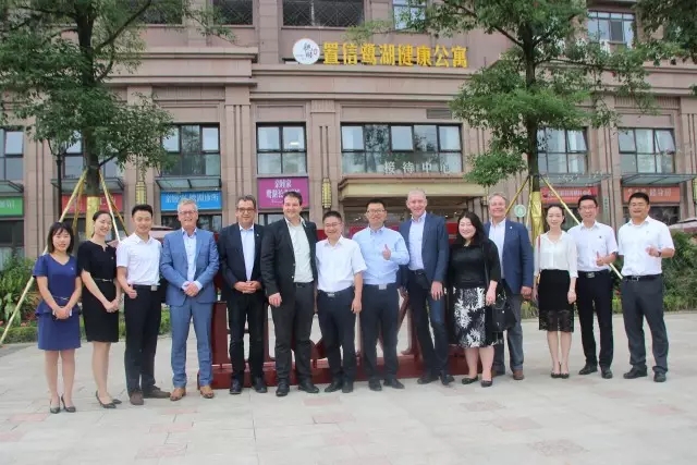 荷南专家一行亲睦家健康公寓合影