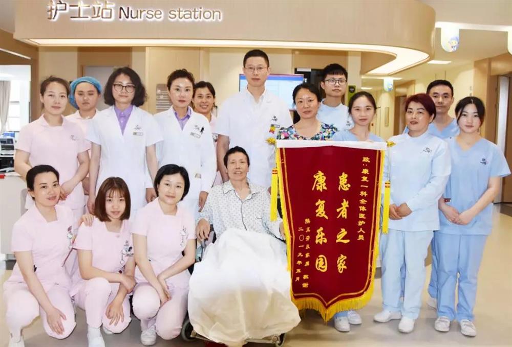 2019年05月16日上午，亲睦家&middot;老年医院医疗层4楼的康复科一科病房的医护人员像往常一样忙碌着，正在疗养中的一位患者及家属将两面绣着&ldquo;医术精湛，医德高尚&rdquo;、&ldquo;患者之家，康复乐园&rdquo;的锦旗送到了外科主任医生蒋杰和康复一科护士长武迪的手中，并再三感谢亲睦家老年医院医护人员在其入院康复过程中对其精心的治疗和贴心的服务。     收到锦旗的蒋主任既谦虚又压制不住内心的喜悦，他说治病救人是医生的天职，感谢患者及家属对他的信任和赞赏！     护士长武迪说：病人及家属的感谢，对我们科室的医护人员来说是莫大的鞭策和鼓励。我们会一如既往地为住院每位长者的身体康复作出自己的努力和贡献！
