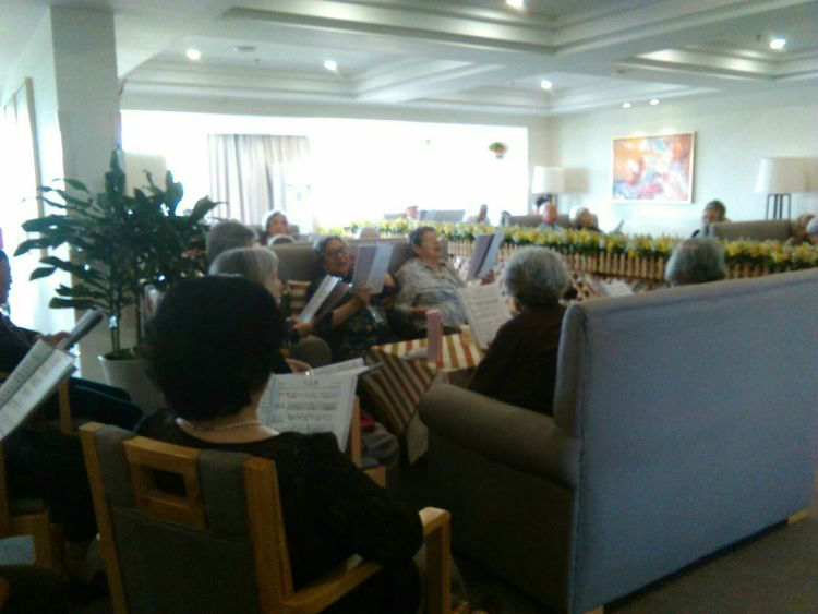 亲睦家：老人们正在声乐室唱歌