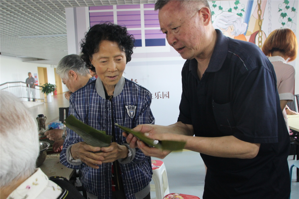 亲睦家端午节包粽子
