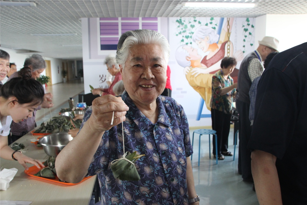 亲睦家端午节包粽子