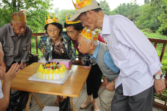 亲睦家成都养老院6月生日会
