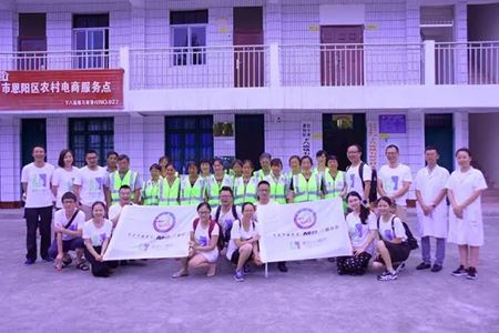 分类图片 亲睦家老年医院健康讲座爱心下乡，精准帮扶老区果农，开启健康财富之路！