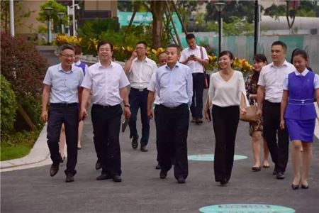 分类图片 中铁信托高层莅临亲睦家·老年医院参观考察！