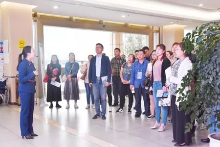 分类图片 【寻根健康 践行医养】四川省各市（州 ）卫健委等领导一行参观考察亲睦家·老年医院！