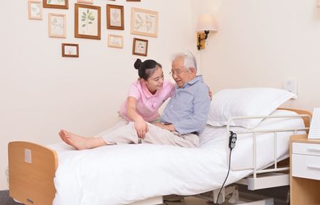 分类图片 成都养老价格VS保姆价格，到底谁更实惠？